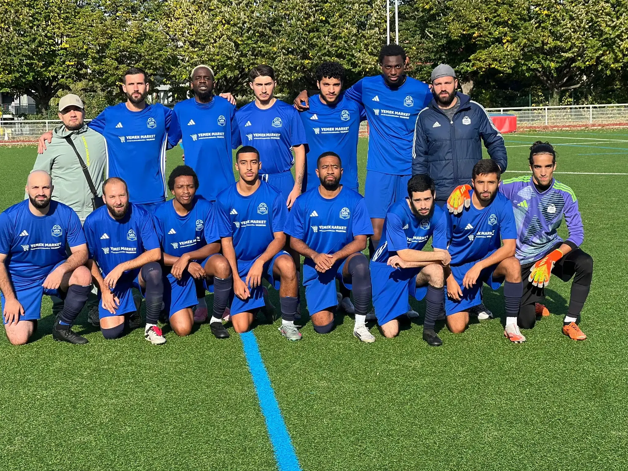 L’équipe seniors D2 du VFA en maillots bleus sur le terrain