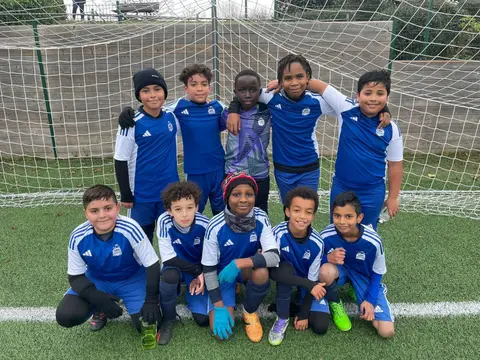 Équipe de jeunes du VFA en maillots bleus devant le but
