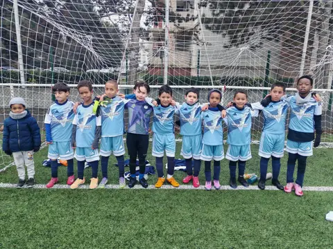 Jeunes joueurs du VFA alignés en maillots bleu ciel