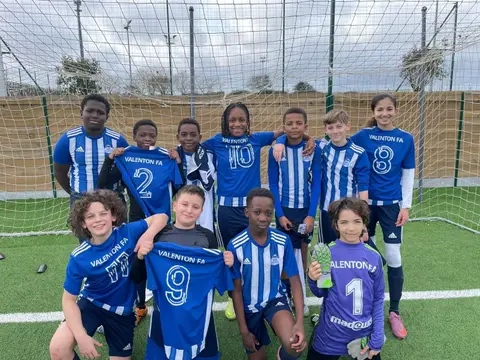 Jeunes du VFA en maillots rayés et bleus, devant le but