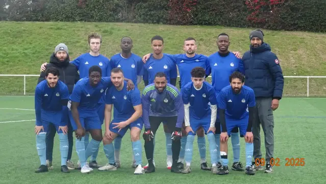Équipe adulte du VFA posant sur le terrain avec son encadrement