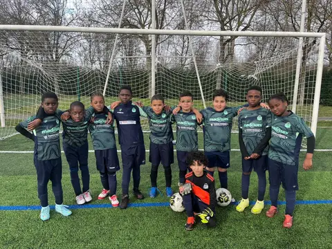 Enfants du VFA en maillots verts, devant le but