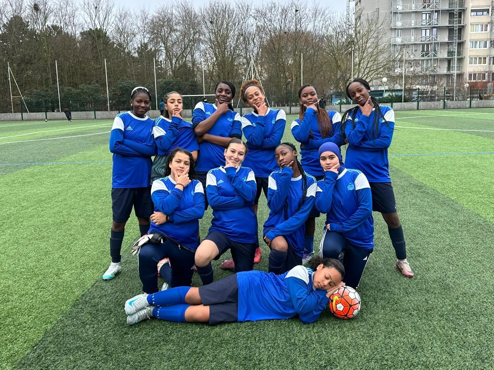 L’équipe féminine du VFA pose sur le terrain synthétique