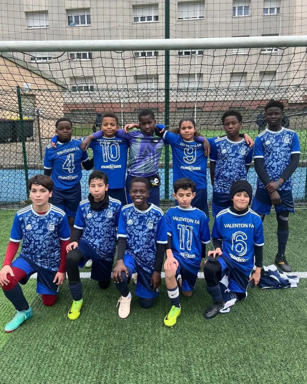 Une équipe de jeunes du VFA en maillots bleus pose devant le but