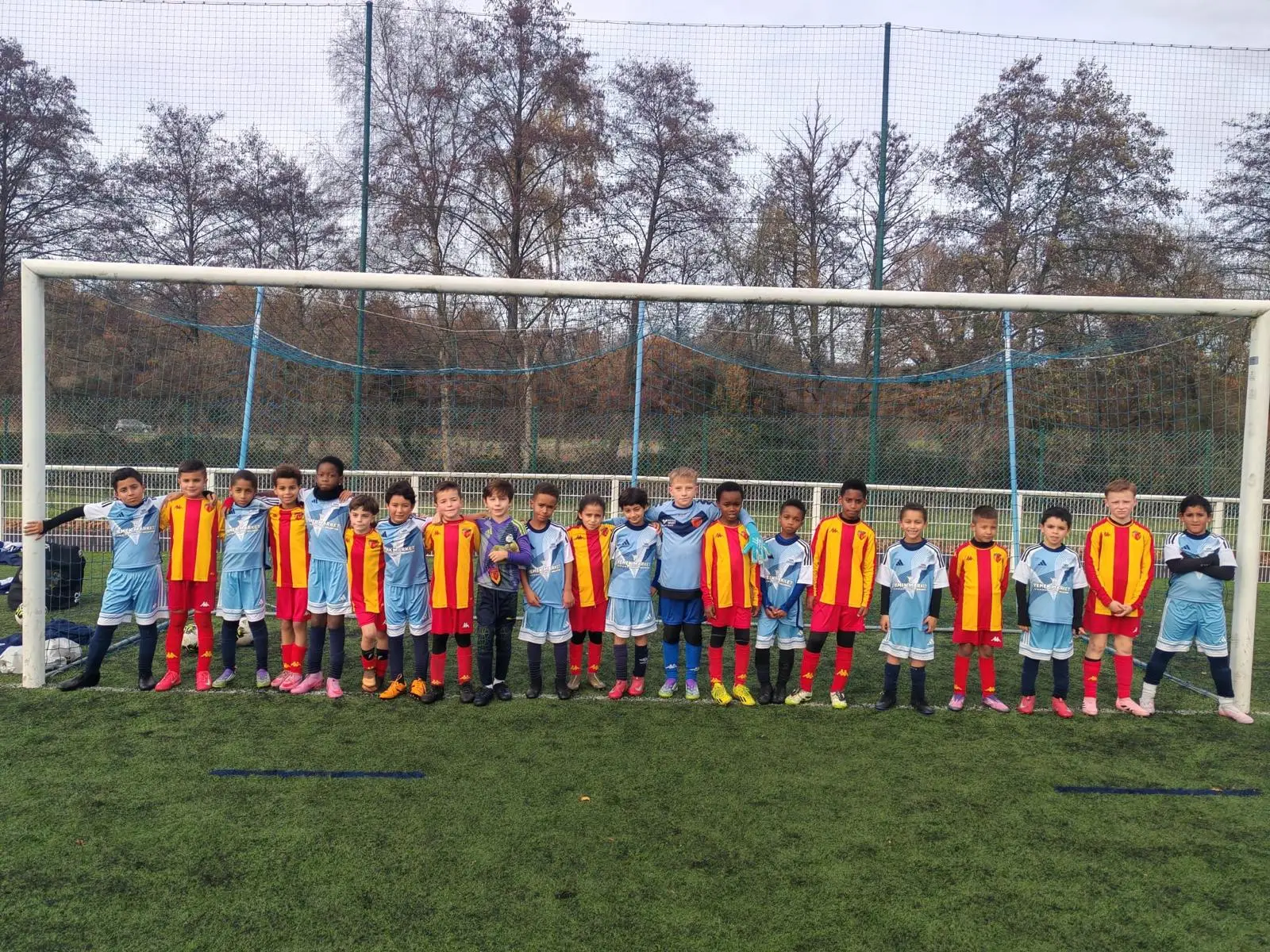 Les joueurs du VFA et du Mans FC alignés devant le but avant le match