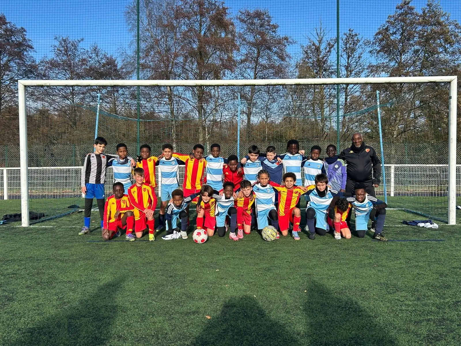 Photo commune des deux équipes, VFA en bleu ciel et Le Mans FC en rouge et jaune