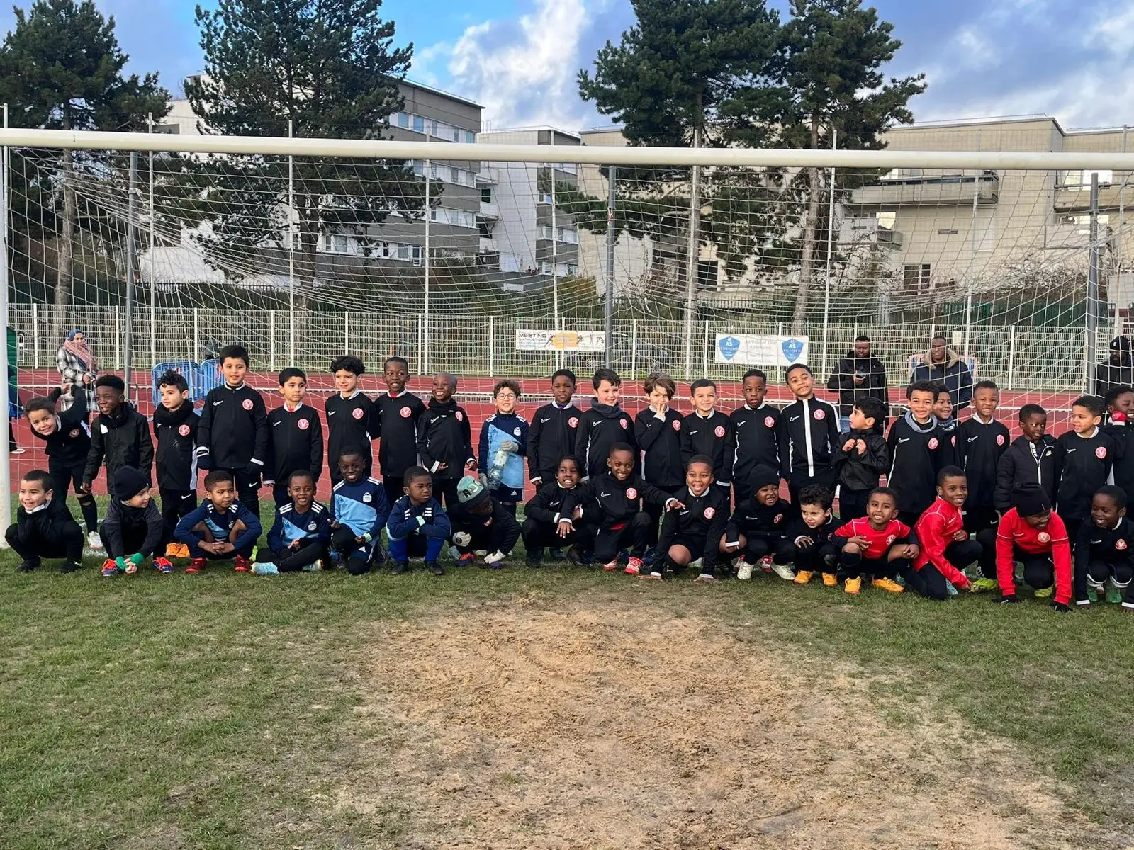 Les jeunes du VFA et du Mans FC réunis en survêtement sur le terrain