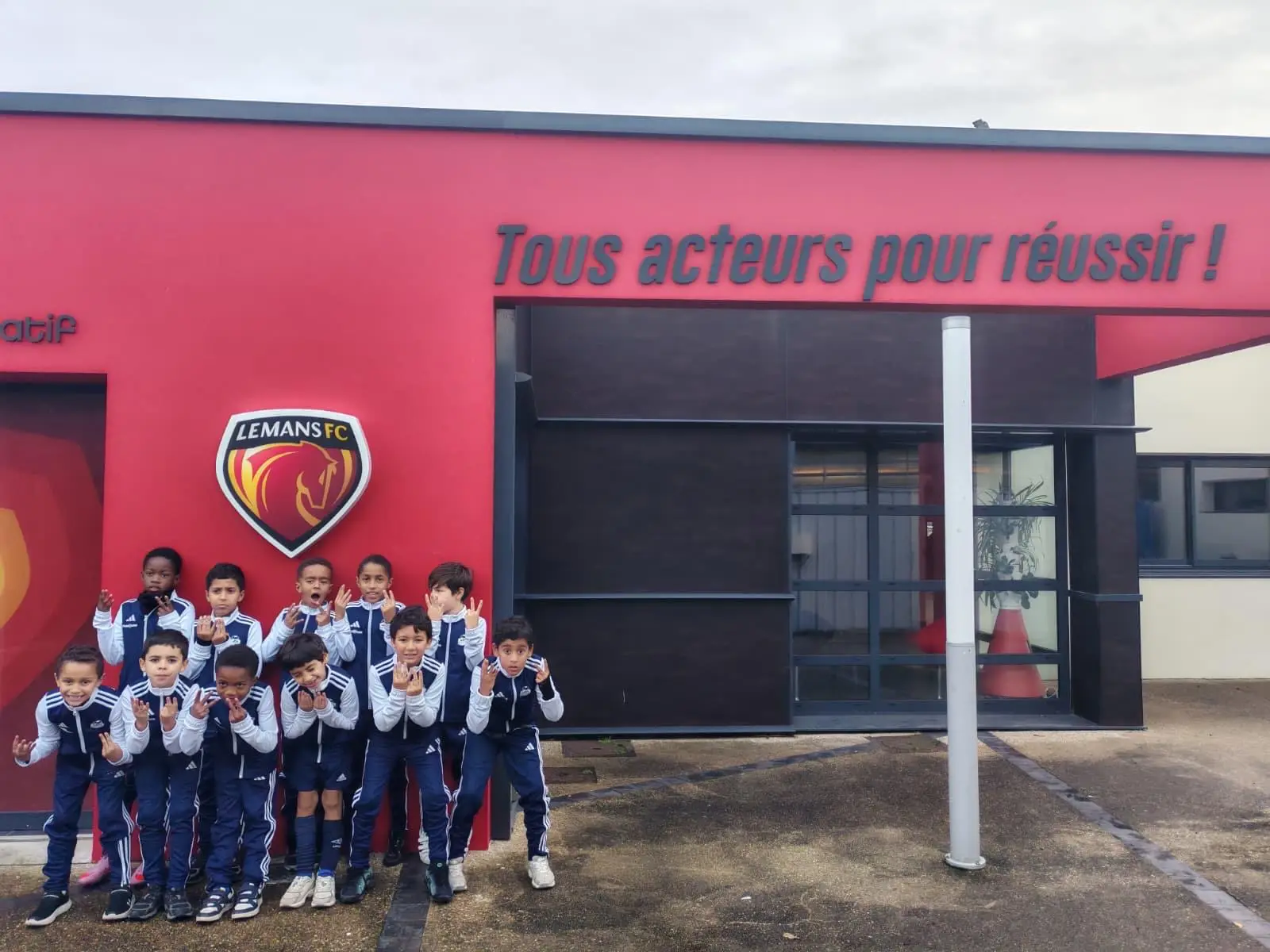 Les U9 et U10 du VFA devant le bâtiment du Mans FC