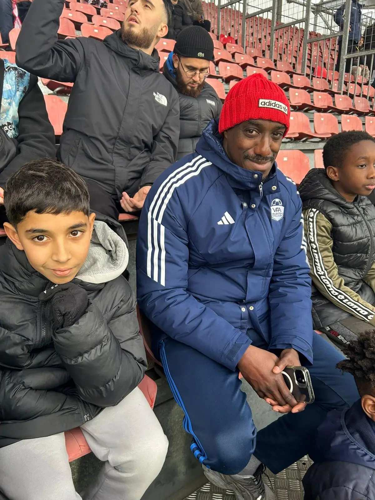 Des jeunes du VFA et un éducateur assis en tribune