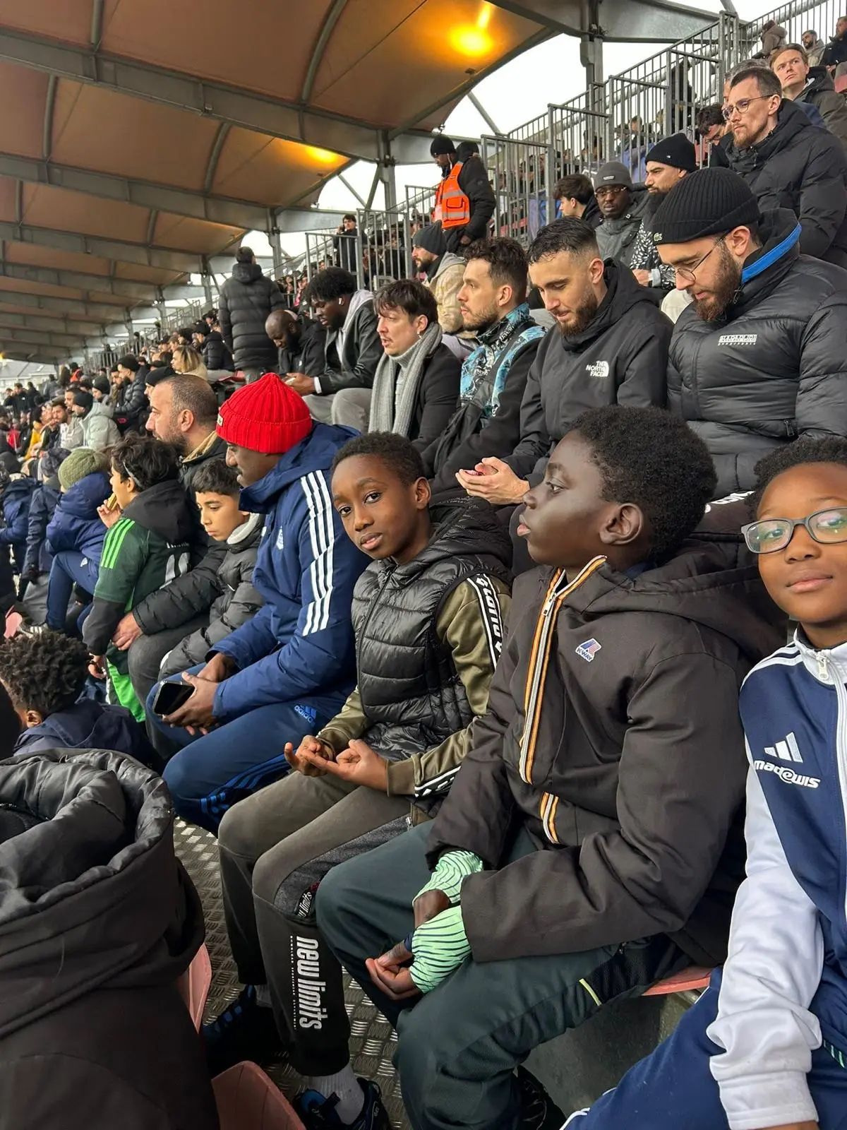 Jeunes et accompagnateurs du VFA dans la tribune couverte