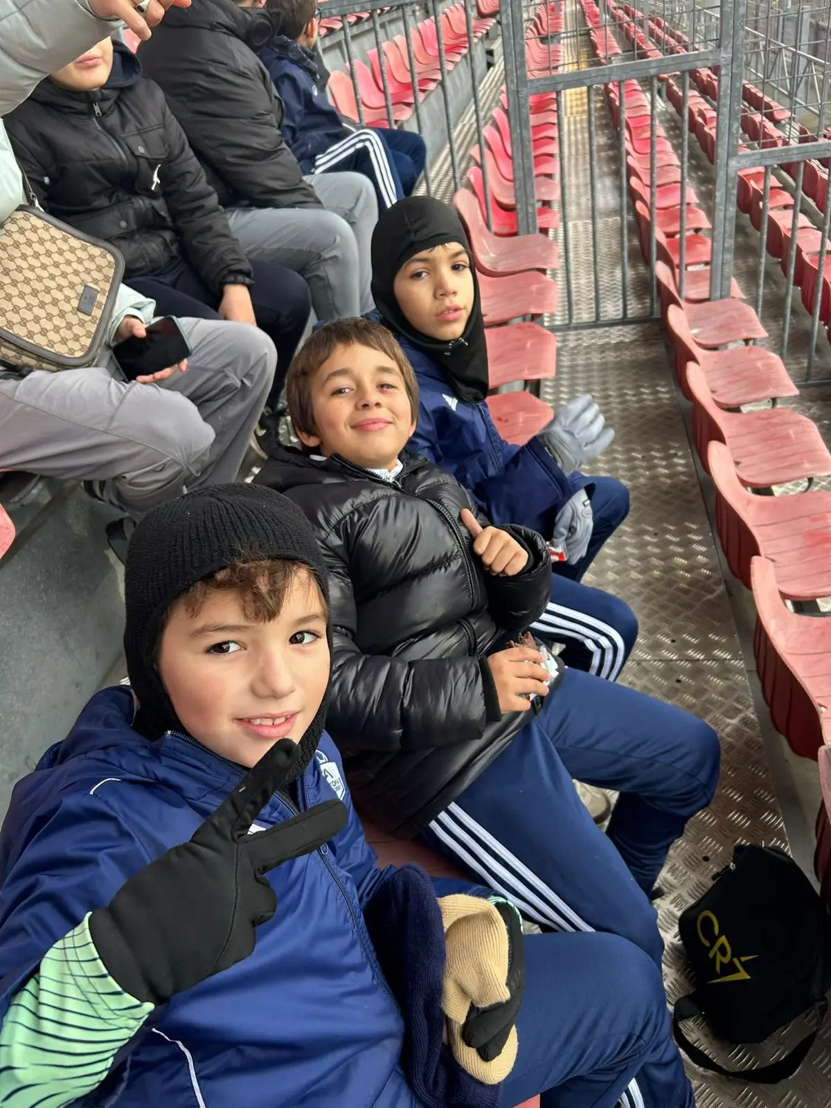 Un jeune du VFA fait le V de la victoire en tribune