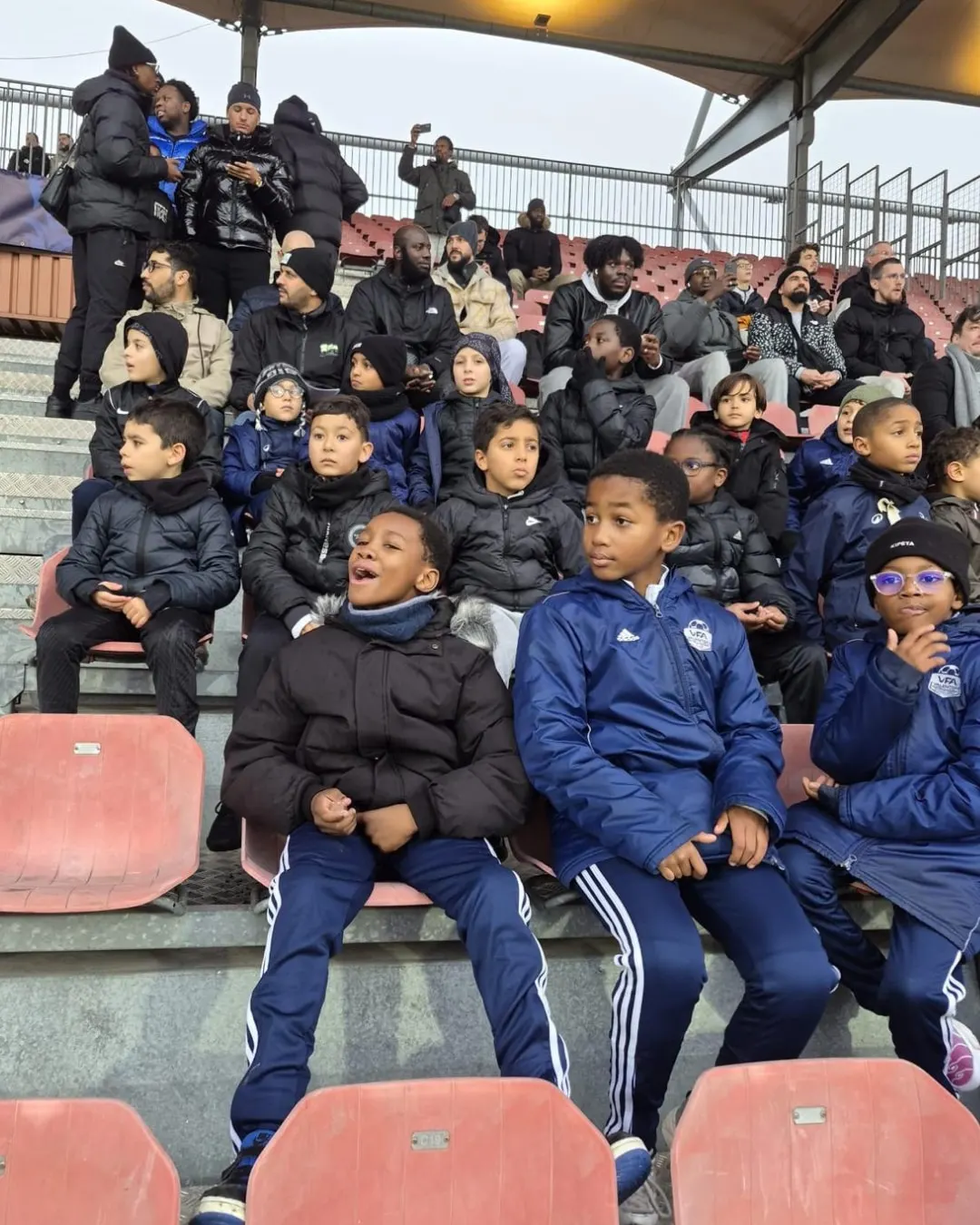 Les jeunes du VFA dans les tribunes du stade pendant Saint-Maur Lusitanos – LOSC