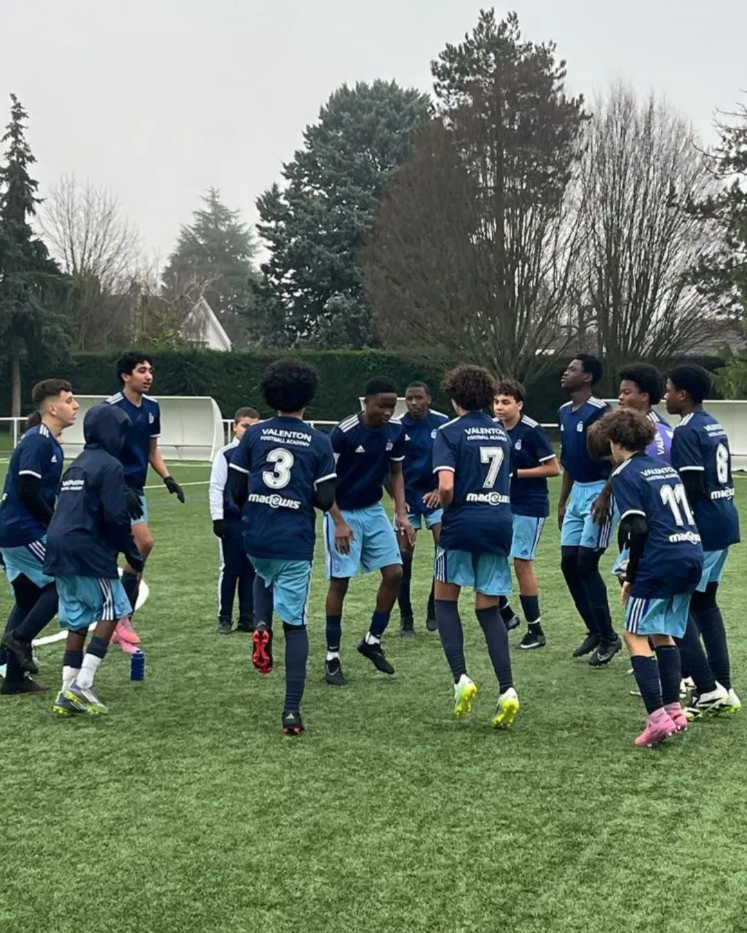 Des jeunes joueurs du VFA célèbrent ensemble sur le terrain
