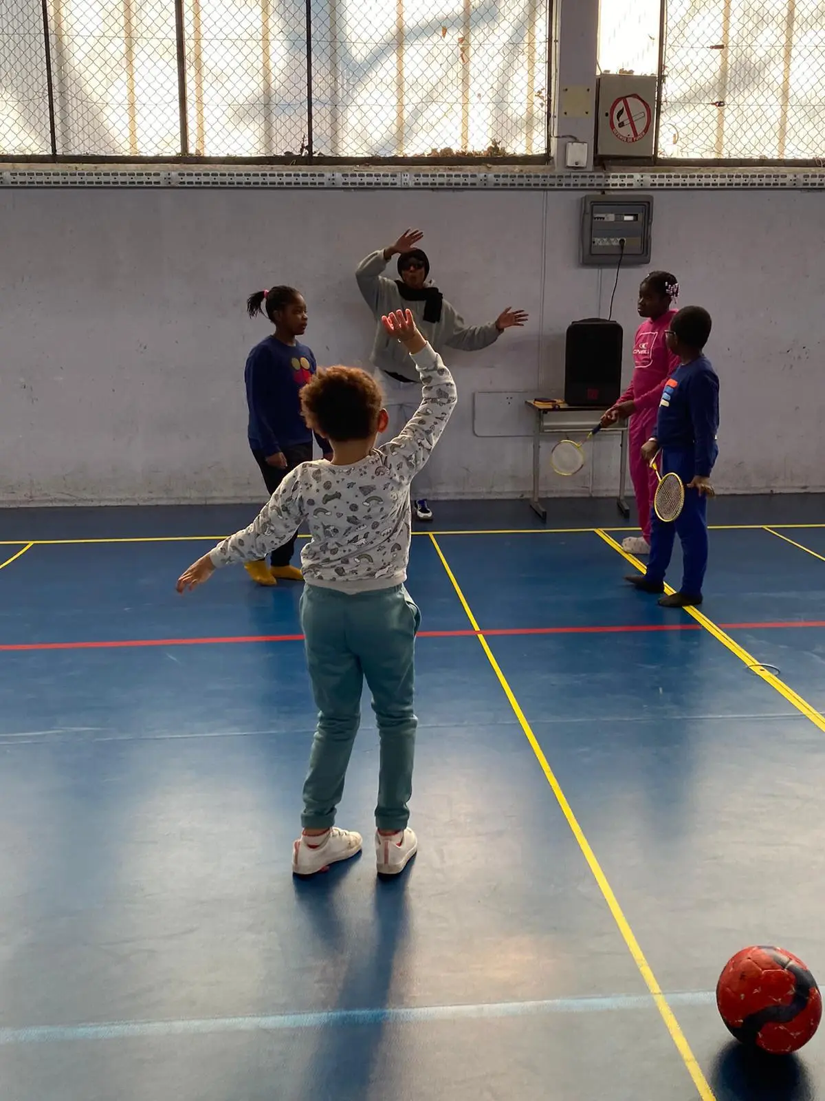 Des enfants jouent ensemble dans le gymnase