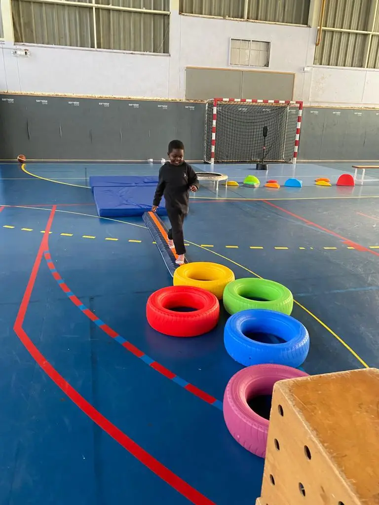 Anneaux de couleur et plinth installés pour un parcours de motricité