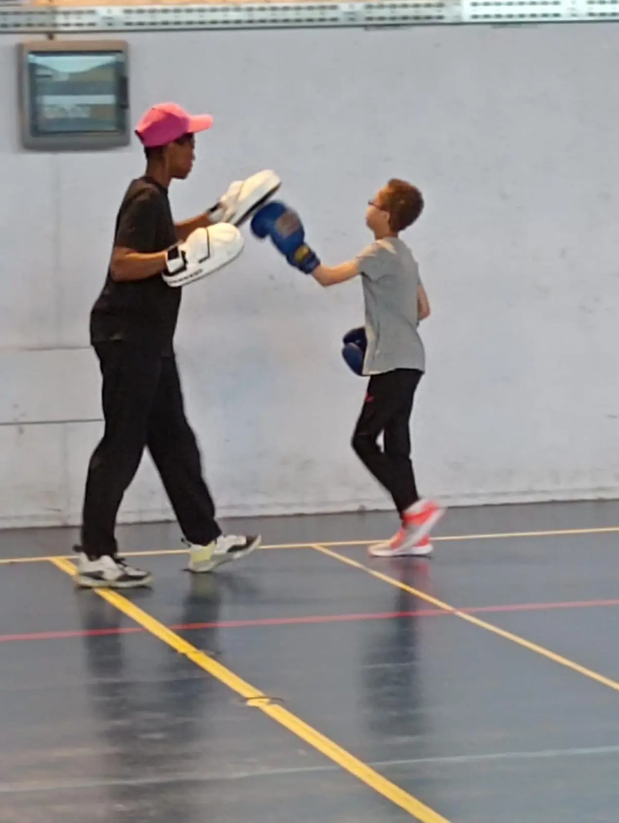 Initiation à la boxe éducative avec des pattes d’ours