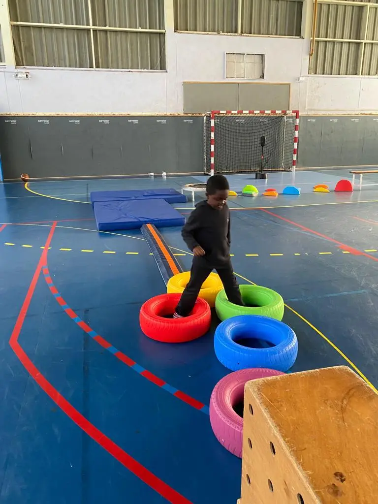 Un enfant franchit un parcours d’anneaux de couleur
