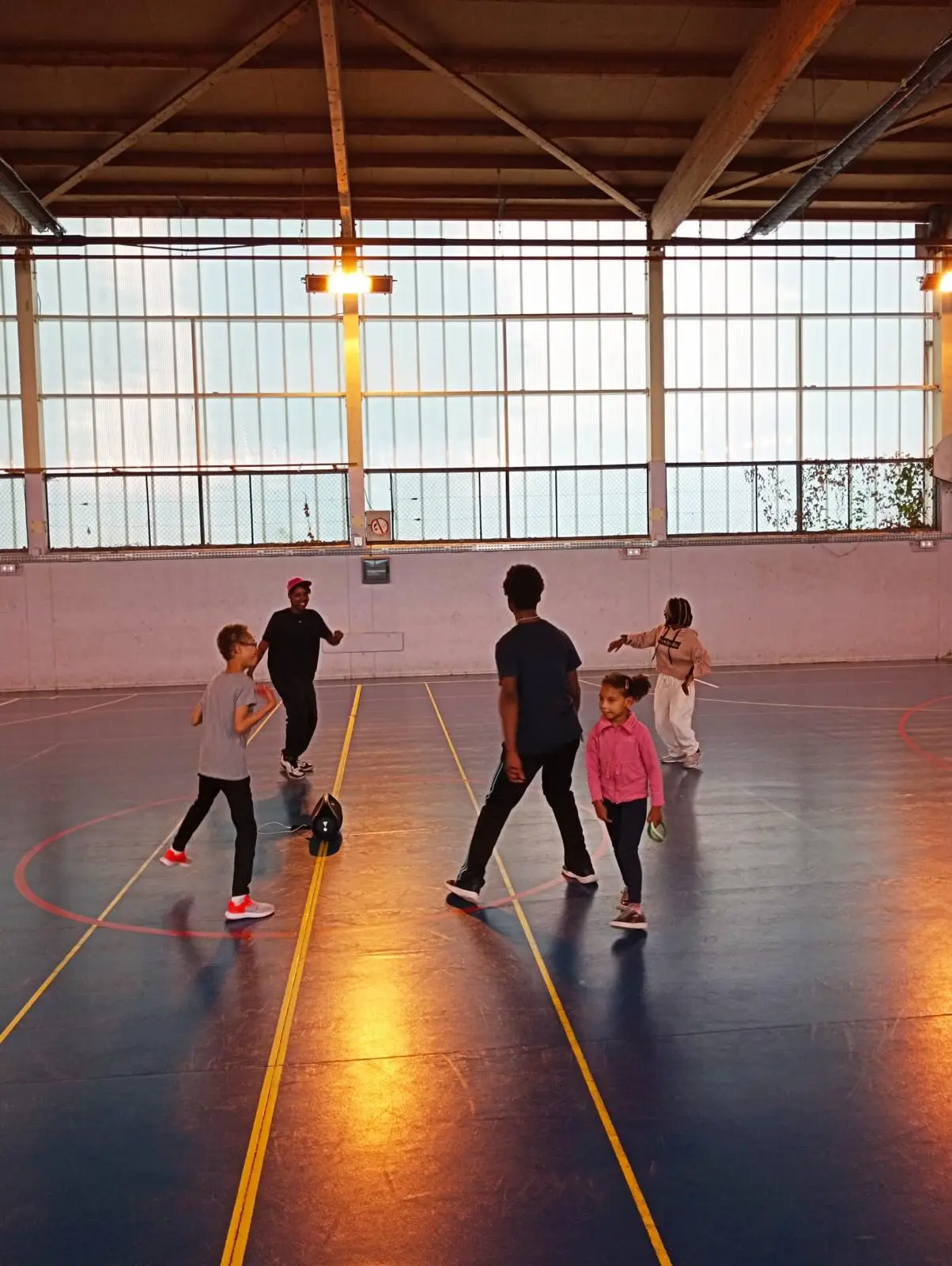 Jeux de ballon collectifs dans le gymnase pendant une séance