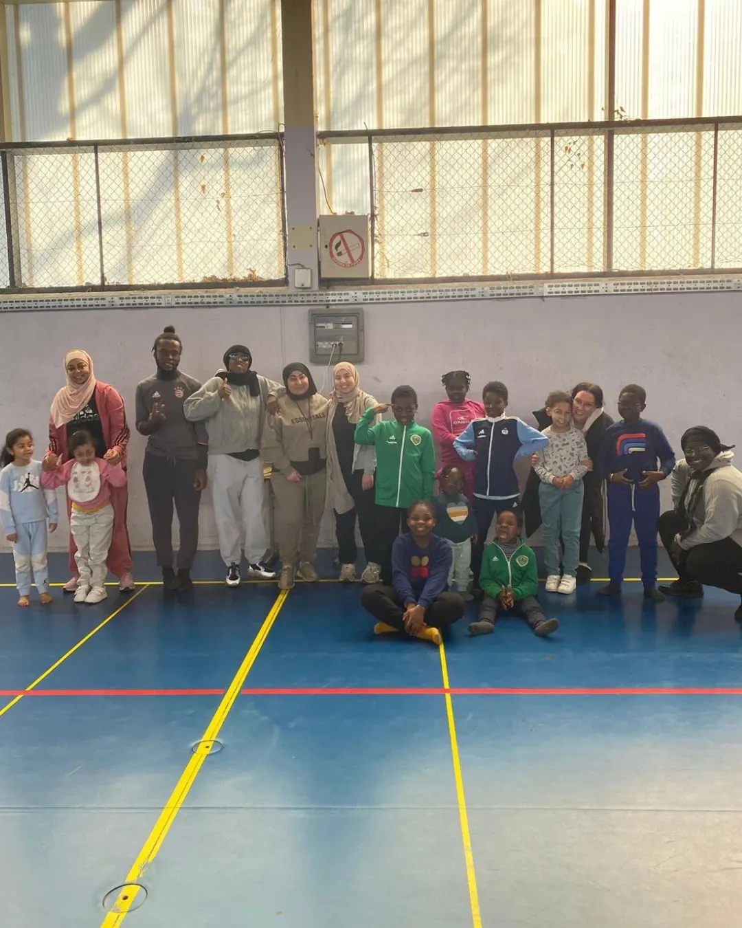 Le groupe sport adapté du VFA réuni dans le gymnase avec les encadrants et les familles