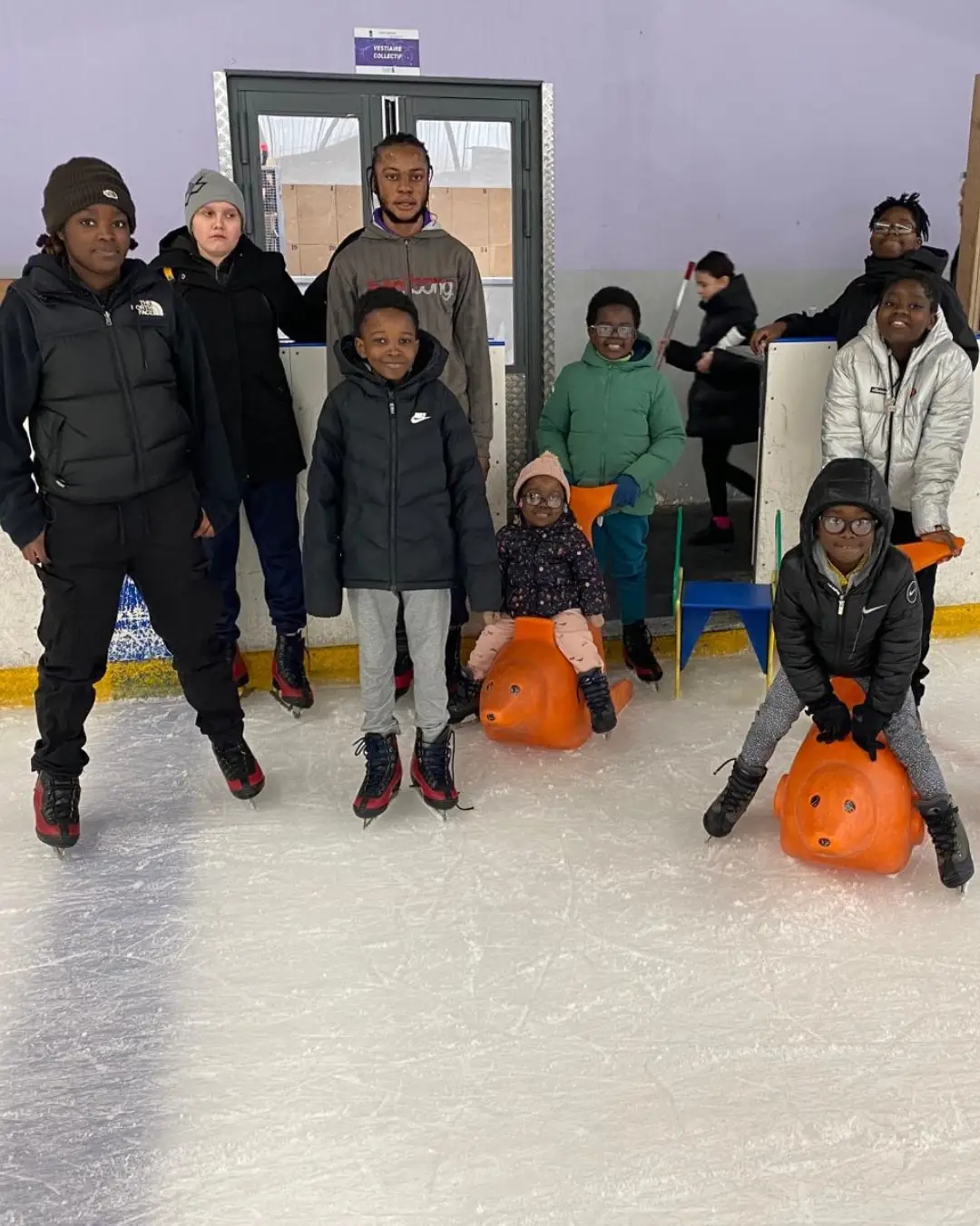 Le groupe sport adapté du VFA pose sur la glace avec des aides au patinage