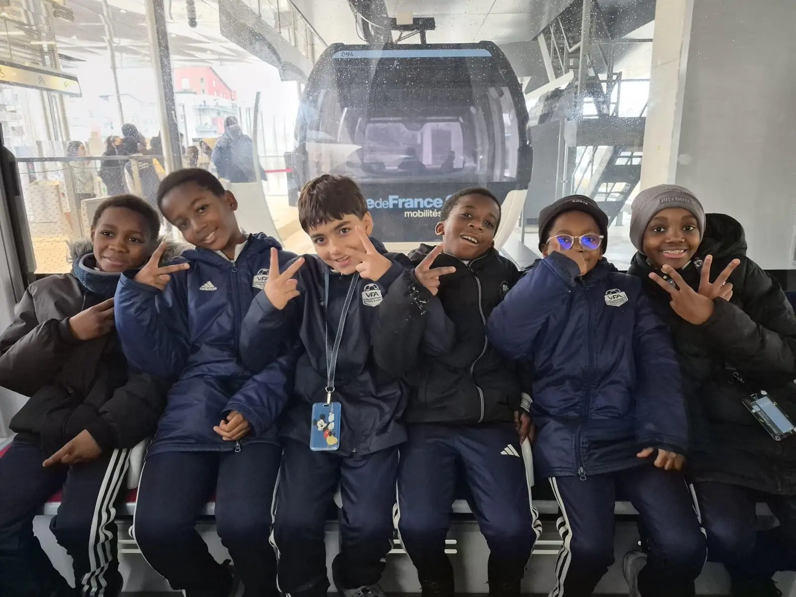 Les U9 et U10 du VFA font le V de la victoire dans la station du téléphérique