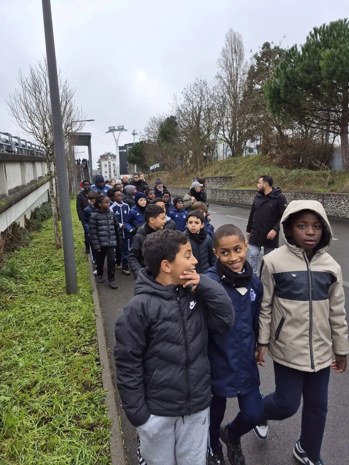 Le groupe des U9 et U10 marche vers la station du téléphérique