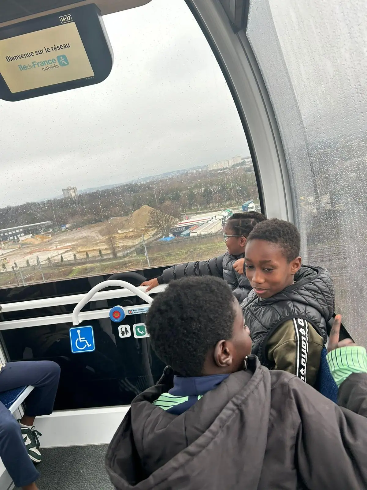 Deux jeunes du VFA regardent la ville depuis la cabine