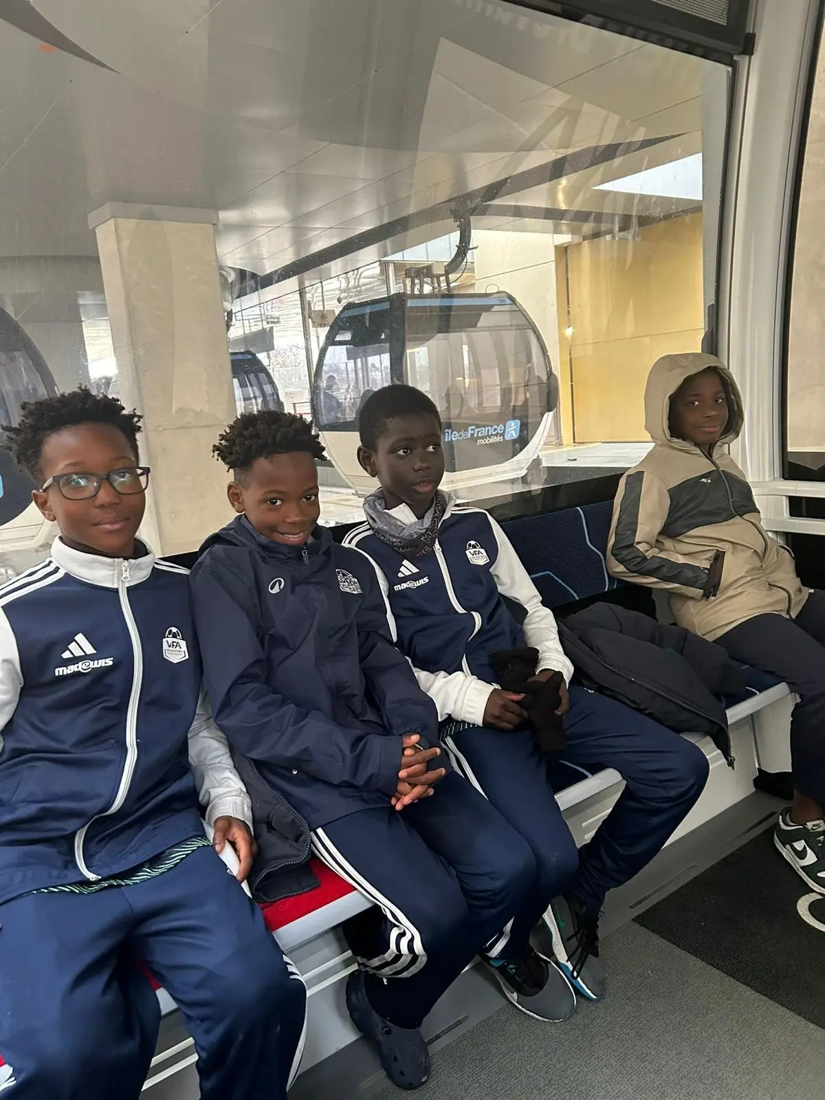 Des jeunes du VFA assis dans une cabine du téléphérique