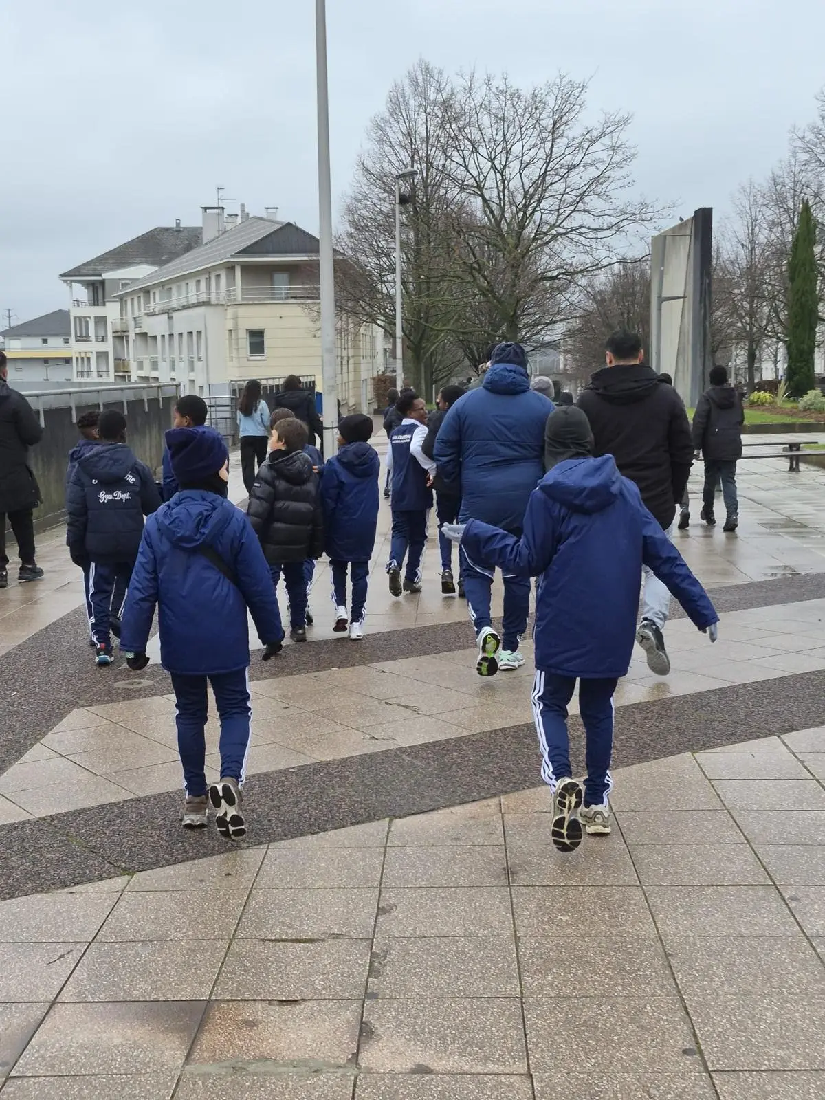 Le groupe du VFA traverse le parvis en direction du téléphérique